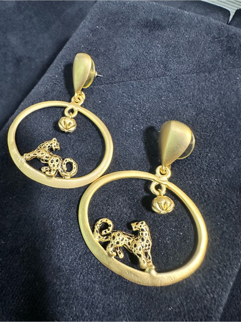 Vtg: Matte Gold Safari Jaguar Oversized Dangle Earrings - Picture 7 of 8